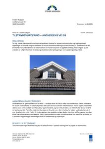 Fotografi av en takutspringende vinduslukke (døme) med hvit ramme og mørk tegletak.