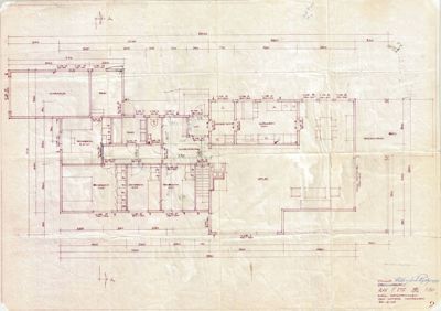Etasjeplan (1. etasje) som viser romfordeling, dører og mål for en bygning.