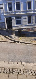 Fotografi av en fasade på en eksisterende bygning sett fra gaten.