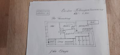 Etasjeplan (1. etasje) med romfordeling, dører, vinduer og skriftlige notater om 'Gang', 'Kjøkken', 'Bad' og 'Garderobe'.