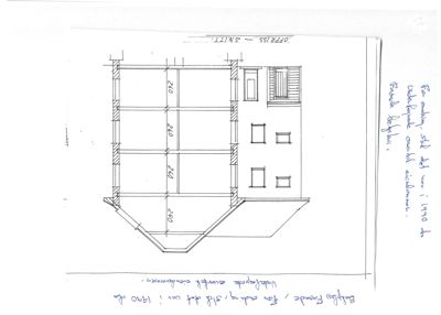 Håndtegnet oppriss (fasade) av en bygning med mål og tekstnotater om endringer fra 1970.