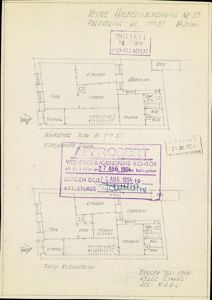 Bildet viser to etasjeplaner (1. etasje) for en bygning på Vestre Holbergsallmenning 23. Den øverste plan viser den nåværende fordeling, mens den nedre viser et forslag til forandring. Tegningen inneholder rombetegnelser, stiplede linjer for vegger og stempel fra bygningsinspeksjonen.