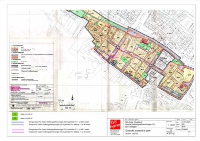 Situasjonsplan som viser tomtens beliggenhet, naboeiendommer, parkområder og avstander til vei.