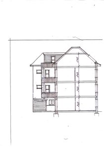 Snittegning som viser bygningens indre struktur, etasjer, vinduer, balkonger og takform sett fra siden.