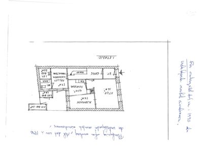 Et håndskrevet etasjeplan (1. etasje) med romfordeling, arealer og funksjoner.