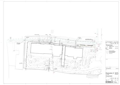 Situasjonsplan som viser bygningens plassering på tomten, omgivende infrastruktur, terrengforhold og beplantning.