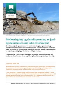 Fotografi av en gullgruve eller lignende anlegg med maskineri, inkludert et gravemaskin og en transportbånd.