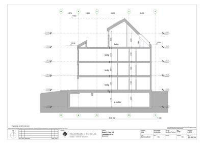 Snittegning som viser tverrsnittet av en bygning med boliger og p-kjeller, inkludert høyder og konstruksjonsdetaljer.