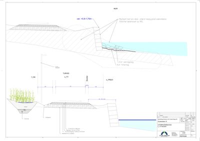 Snittegning som viser tverrsnitt gjennom en utomhusmur og tilhørende terrengforminger, inkludert drenering og sikringslag.