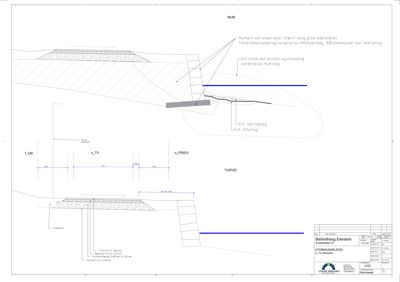 Snittegning som viser tverrsnitt av en mur, bakfylling og turvei med konstruksjonsdetaljer.