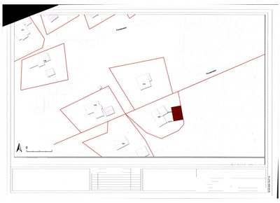 Situasjonsplan som viser tomtens grenser, nabobebyggelse og orientering.