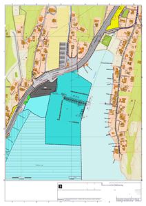 Situasjonsplan som viser tomtens plassering i forhold til vei, nabotomter og vann. Planen inneholder også detaljer om eiendomsgrenser, mål og areal.