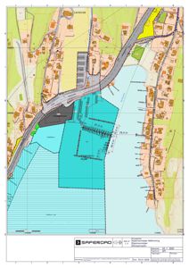Situasjonsplan som viser tomtens plassering i forhold til vei, nabotomter og vann. Planen inneholder også detaljer om eiendomsgrenser, mål og areal.