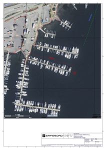 Satellittbilde med overlagte tegninger som viser eiendomsgrenser, veier og et maritimt område.