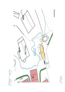 Situasjonsplan som viser tomtens form, grenser, nabolag, vannløp og plassering av bygninger med angitte mål.