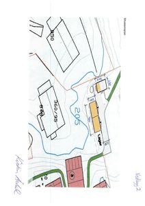 Situasjonsplan som viser tomtens beliggenhet, nabolag, veier, høydeforhold (konturlinjer) og plassering av bygninger med mål.
