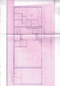Etasjeplan som viser romfordeling, dører, vinduer og mål for en bolig.