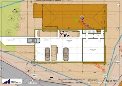 Situasjonsplan som viser tomt, eksisterende bygning, ny garasjeplan, kjørerampe og nabogrenser.