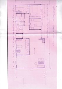 Etasjeplan (etasjeplan) som viser romfordeling, stue, soverom, bad og trapp i en bolig.