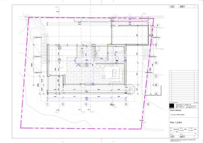 Etasjeplan (1. etasje) som viser romfordeling, dører, vinduer og dimensjoner for en bolig.