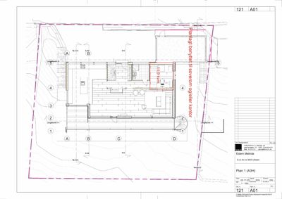 Etasjeplan (Plan 1) som viser romfordeling, vegger, dører og mål for en bygning.