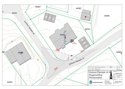 Situasjonsplan som viser tomt, nabobebyggelse, veier og byggeområder for en byggesak.