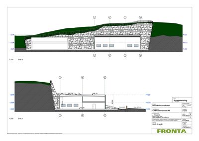 Tegning som viser tverrsnitt (snitt) gjennom en bygning for å illustrere grunnmur, takhøyder og innvendig romfordeling.