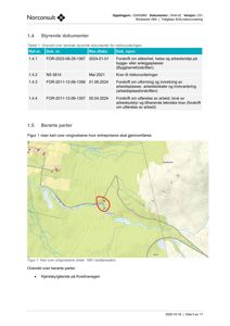 Kart over omgivelsene med topografiske linjer, vannløp og veier, med en markert byggeplass.