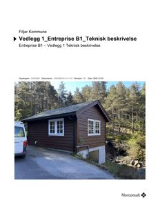 Fotografi av en eksisterende brun hytte med hvite vinduer, plassert i et skogområde. Bildet er tatt fra siden og viser bygningens fasade og grunnmur.