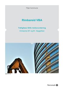 Fotografi av en byggeplass med en gulelastbil og en moderne glassfasade.