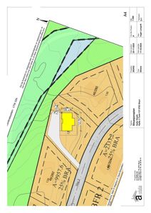 Situasjonsplan som viser tomtens form, grenser, høydekurver, vei og bygningens plassering.