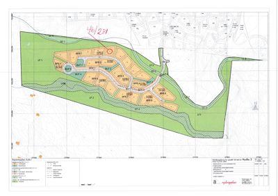Situasjonsplan som viser tomtens form, terrengforhold (konturlinjer), bebyggelse (hus) og vegnett.