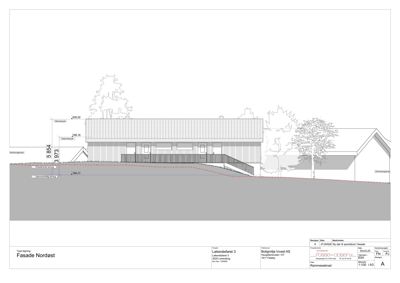 Fasadeopprikk (Nordøst) med høydemål, terrengkurve og detaljer for trapp og heis.