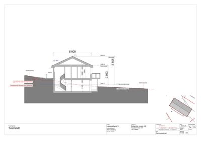 Tverrsnitttegning av en bygning med høydeangivelser, terrengforhold og innvendig oppdeling.