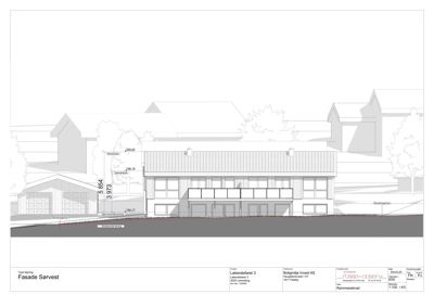 Fasadetegning (opprikk) av bygningen sett fra sørvest, med høydemål og omgivelsene.