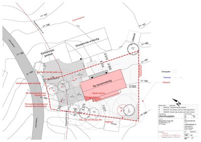 Situasjonsplan (tomteplan) som viser plassering av ny bolig, eksisterende bygninger, vegger, høyder og regnvannshåndtering.
