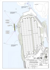 Situasjonsplan som viser plassering av en flytebrygge (Flytebrygge) i forhold til sjøen, landbolter og andre ankerpunkter. Tegningen inkluderer koordinater for ankerplasseringer og topografiske detaljer.