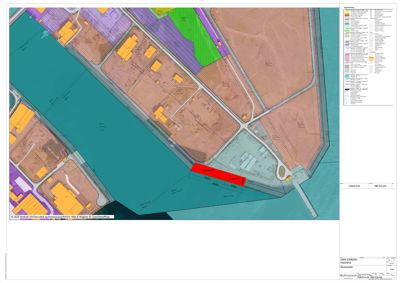 Situasjonsplan som viser tomtens beliggenhet i forhold til vann, vei og naboeiendommer, med fargekodet arealbruk og en rød markering for en planlagt inngrep.