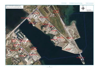 Flyfoto eller satellittbilde av Verksender ved Gjesundet med overlagte røde tekstmerkelapper som navngir bedrifter og blå stiplede linjer som viser planegrenser.
