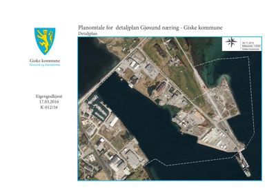 Flyfoto som viser et område med vann, land og bygninger, markert med en stiplet linje for detaljplanområdet.