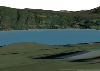 Kart eller 3D-visualisering av et landskap med fjell, vann og kystlinje.