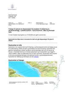 Kart over et kystområde med kystlinje, landmasse og en del av et havneområde.