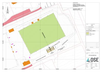 Situasjonsplan som viser tomtens form, omgivende infrastruktur (veier, eksisterende bygg) og planlagt bebyggelse.