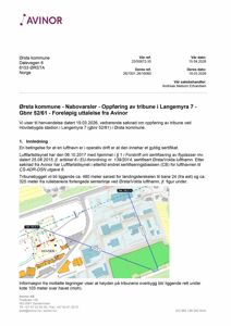 Et situasjonskart som viser plassering av en planlagt tribune i forhold til flyplassens landingsbaner og nabolag.
