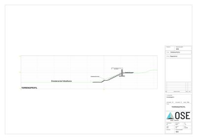 En teknisk tegning som viser et terrengprofil (høydekurve) med eksisterende fotballbane og planlagt utvidelse av en skole.