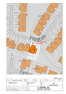 Situasjonsplan som viser bygningenes plassering i forhold til nabolaget, vegnett og eiendomsnummer.
