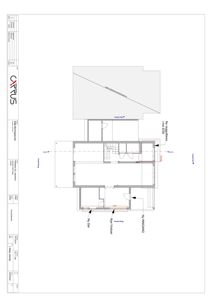 Etasjeplan som viser romfordeling, vegger, dører og en trapp i en bygning.
