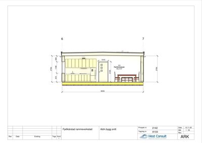 Snittegning (Adm.bygg snitt) som viser tverrsnitt gjennom et rom (Kart/rompause) med innvendige mål, møbler og konstruksjonsdetaljer.