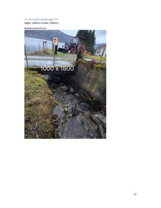 Fotografi av en bro ved Faleidsvegen 72 med en traktor på veien og en bekke under.