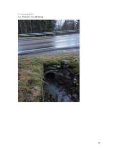 Fotografi av en eksisterende betongrørkryssing under en vei (RV15) med vann i grøfta.